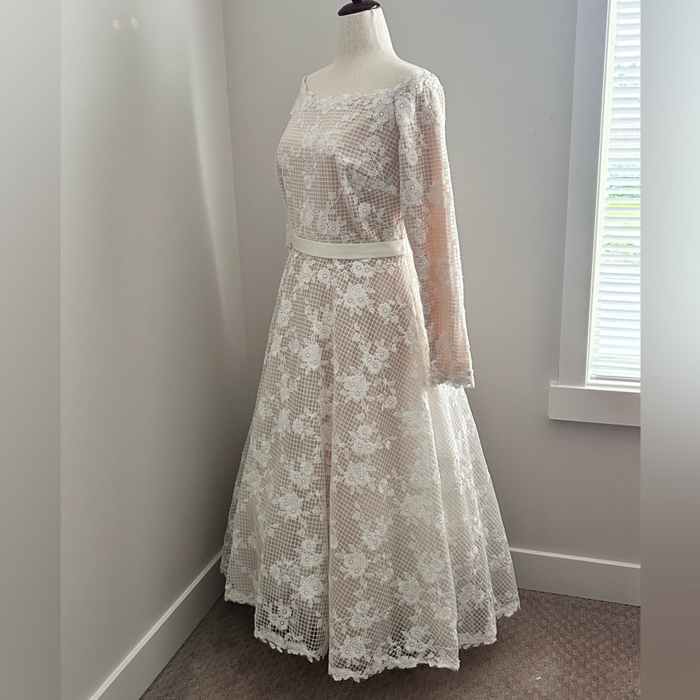 Tadashi Shoji Wedding Dress Size 14 fits like a 12